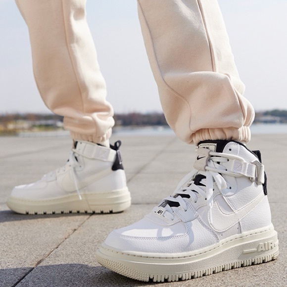 nike women’s Air Force 1 High Utility 2.0 sneakers - Picture 11 of 16